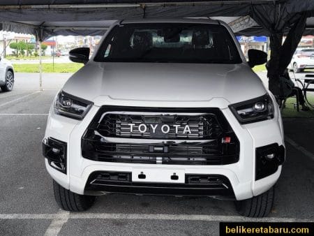 Pandangan Hadapan Kereta Toyota Hilux Baru Putih