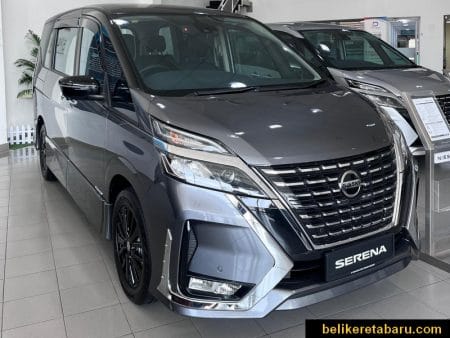 Pandangan Tepi Hadapan Nissan Serena baru warna kelabu gray