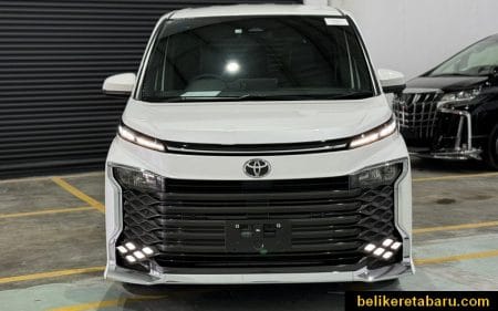 Pandangan hadapan kereta Toyota Voxy import terpakai