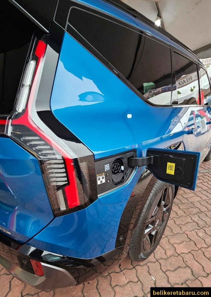 Pandangan Port Pengecas Kereta KIA EV9