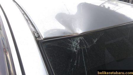 Cermin depan retak dihempap tiang untuk kereta Perodua Myvi