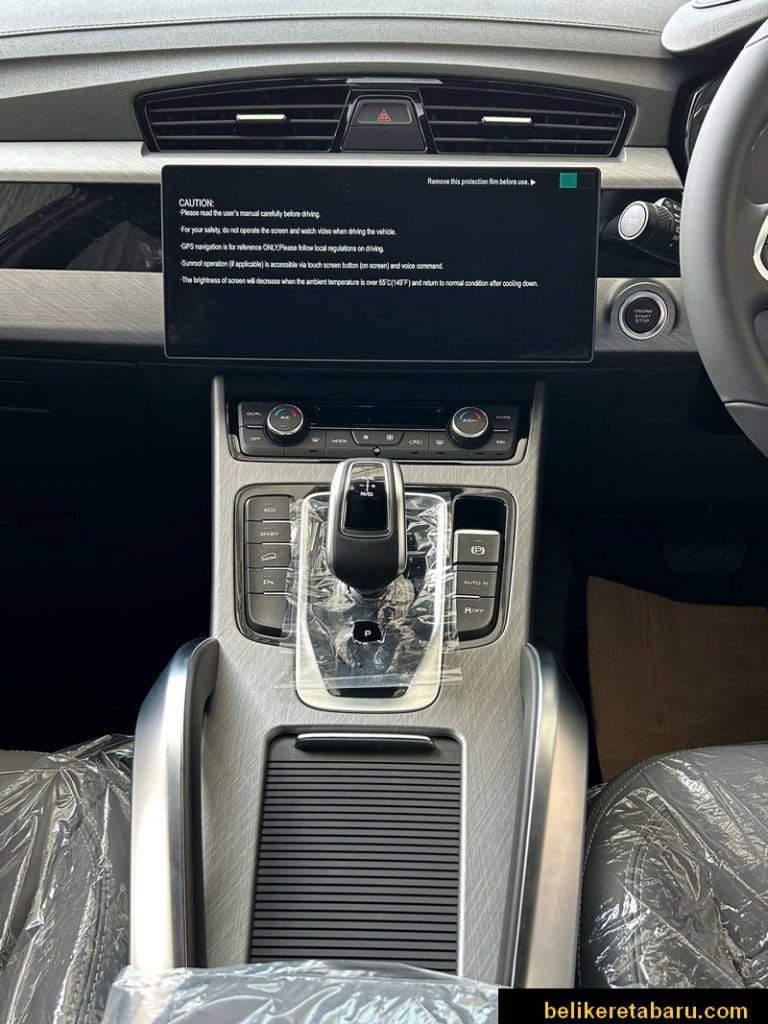 Gambar infotainment dan gear kereta Proton X70