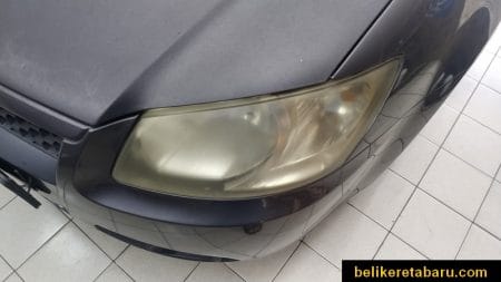 Headlamp lampu hadapan kereta kusam kekuningan