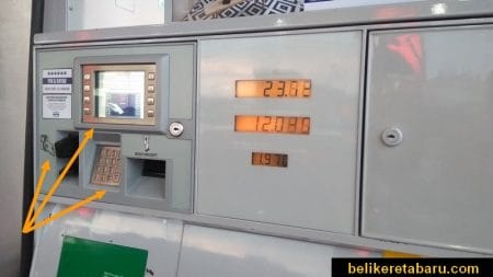 Membuat bayaran cashless guna kad sebelum mengisi minyak petrol kereta di pam petrol