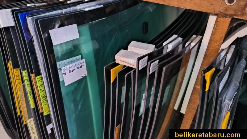 Baiki dan tukar cermin kereta windscreen untuk model baru