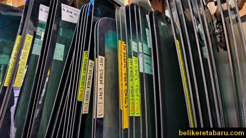 Baiki dan tukar cermin kereta windscreen untuk model lama