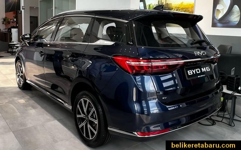 Gambar Belakang Tepi Kereta BYD M6 Warna Biru