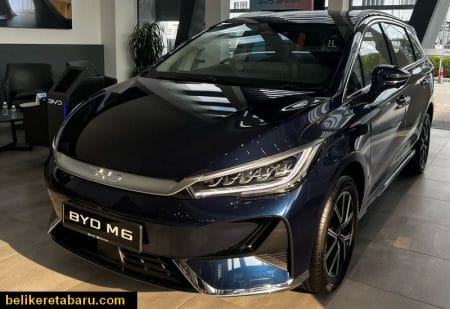 Gambar Depan Tepi Kereta BYD M6 Warna Biru